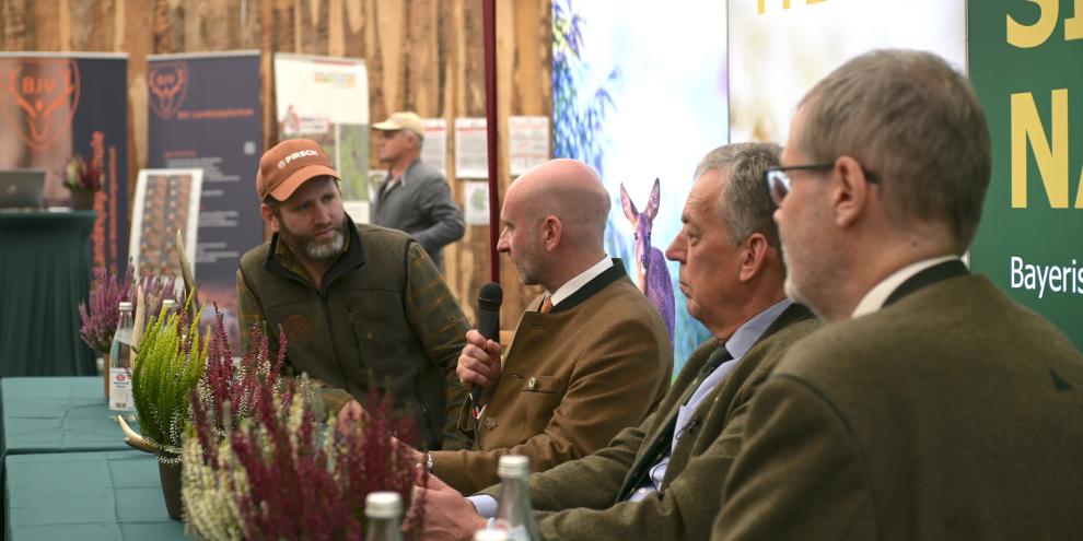 Während der 12. Internationalen Jagd- und Schützentagen traf sich Chefredakteur Martin Weber mit Hubert Stärker (Präsident Bayerischer Jagdverband), Helmuth Dammann-Tamke (Präsident Deutscher Jagdverband) und Dr. Jörg Friedmann (Landesjägermeister Baden-Württemberg) zum Gespräch (v.l.n.r.)