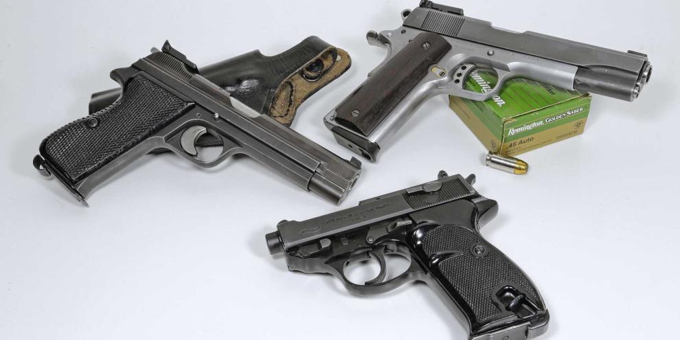 Klassische Pistolenmodelle: SIG P 210 (l.), Colt Government 1911 (r.)und P 38 (u.), hier in der kompakten K-Version.