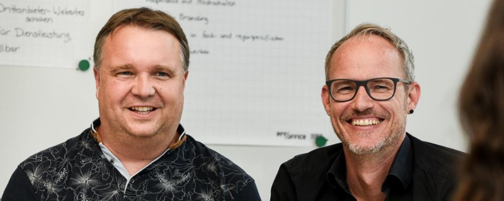 Vier Kollegen befinden sich in einem guten, unterhaltsamen und informativen Gespräch.