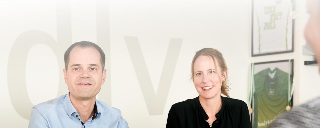 Drei Kollegen treffen sich im dlv-Besprechungszimmer und tauschen sich aus.