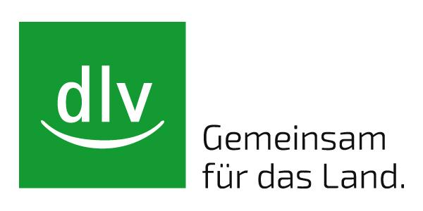 Das Logo des dlv Deutscher Landwirtschaftsverlag: Die Abkürzung dlv steht als weiße Inschrift in einem grünen Quadrat und wird von einer gebogegenen Linie unterstrichen – wie ein Lächeln. Rechts neben diesem grünen dlv-Würfel steht  der Claim "Gemeinsam für das Land."