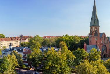 Luftaufnahme auf den Stadtteil Berlin Wilmersdorf / Wilhelmsaue und die Auenkirche. 