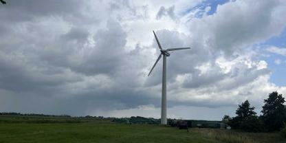 Eine Windkraftanlage mit ihren charakteristischen Rotorblättern. Ingenieure forschen an alternative Ansätzen zur Nutzung der Windenergie, um z. B. die Anlagen zu verkleinern oder den Wartungsaufwand zu reduzieren.