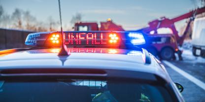 Polizeiauto mit Leuchte "Unfall"