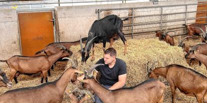 Von seinen Ziegen hat der 27-jährige Landwirt schon viel gelernt. Außerdem haben die Tiere eine beruhigende Wirkung auf ihn.