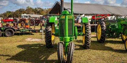 Traktoren von John Deere wurden erst später erfolgreich: Ein altes Werbeschild macht Reklame für eine der ersten Maschinen von John Deere und erzielt einen Rekordpreis. (SYMBOLFOTO)