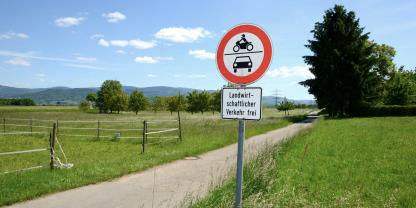 Landwirtschaftsweg-AdobeStock_157709567