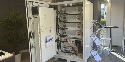 Batteriespeicher ermöglichen es, überschüssige Solarenergie zu speichern und bei Bedarf zu nutzen.