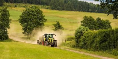 Traktor-Feld-weg-AdobeStock_197084869