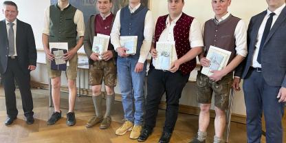 V.li.n.re.: Prüfungsvorsitzender Thomas Jais, die Prüfungsbesten Jakob Sedlmeier, Johannes Listl, Johannes Straßmaier, Johannes Kirschbaum und Fabian Lebacher sowie Obermeister Markus Mayer.