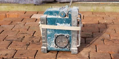 Baustellenradio Makita stehtt auf dem Boden