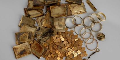 Goldmünzen und Schmuck aus alten Zeiten