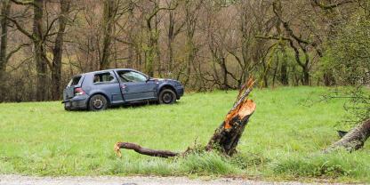 Ein Autofahrer verunfallte am 26. April. Den Unfallwagen entdeckte man doch erst Stunden später (Symbolbild).
