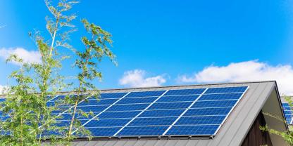 Durch eine clevere Steuerung des Batteriespeichers lassen sich mehr PV-Systeme integrieren.