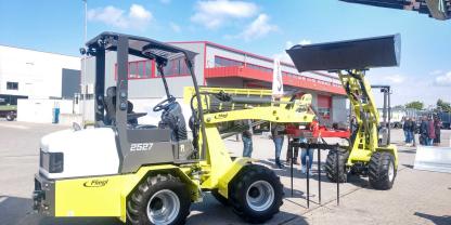 Der Fliegl-Hoflader zeichnet sich durch sein große Hubkapazität mit 1,85 t und 2,0 t hohe Kipplast aus. Zudem wurde z. B. der Schnellwechsler für die Euronorm-Aufnahme von Anbaugeräte bereits überarbeitet.Foto: Helmut Süß