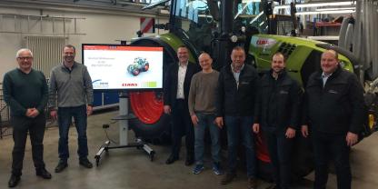 Die Firma Schwarz GmbH Landtechnik-Ökotech übergab ein Hydrostatgetriebe von Kramer an die Max-Eyth-Schule Kirchheim unter Teck.