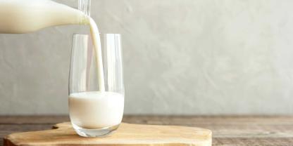 Milch enthält viel Tryptophan, was beim Einschlafen hilft.