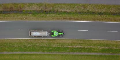Transport von Gülle mit einem Traktor und Güllefass aus der Vogelperspektive