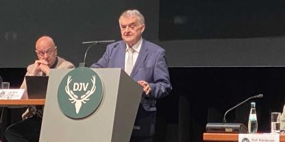 Herbert Reul, Innenminister von NRW, will verstärkt gegen politisch motivierte Straftaten von Jagdgegnern vorgehen.