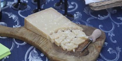 Wer in diesen Käse beißt, spürt das Knistern zwischen den Zähnen: Der Parmigiano Reggiano ist ein italienischer Hartkäse mit Herkunftsbezeichnung.