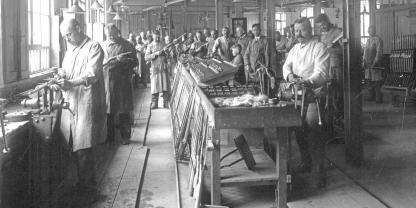 Ein Blick in die Produktion des Modells 98 um 1900.