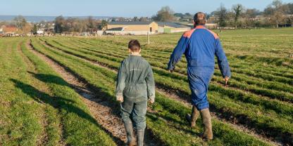 Für Hannes Knickenberg aus Hamm verändert sich alles, als der Vater plötzlich stirbt. Zusammen mit seinen Schwestern erbt er den landwirtschaftlichen Hof - doch keiner der drei hat die erforderliche Ausbildung.