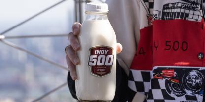 Die Flasche Milch als Gewinn beim Autorennen