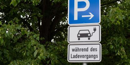 E-Auto-laden-AdobeStock_1455505612