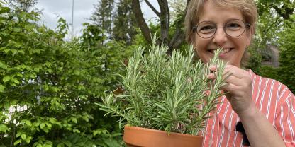Frau mit Rosmarin