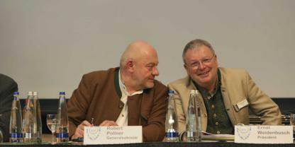 Robert Pollner und BJV-Präsident Ernst Weidenbusch (r.) während des Landesjägertages 2025 in Bad Aibling.Ernst Weidenbusch möchte eine weitere Kreisgruppe aus dem Dachverband entfernen.