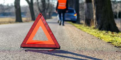 Zunächst um die Eigensicherung kümmern – Warndreieck aufstellen und Warnweste anziehen. Fahrzeug möglichst neben der Fahrbahn parken.