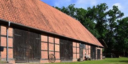 Resthof mit Fachwerk: Härtefälle bei der Grundsteuer in Niedersachsen