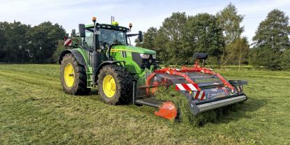 Wegräumer: Der Frontband-schwader Kuhn Merge Maxx 440 F räumt das Futter vor der 
Schlepperspur weg, damit es nicht überfahren wird.