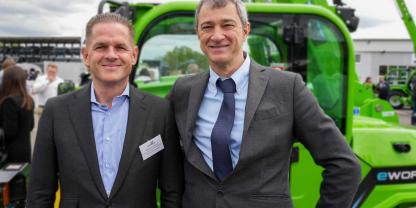 Henrich Clewing (li., Geschäftsführer der Merlo Deutschland GmbH) und Paolo Merlo (CEO der Merlo Gruppe)