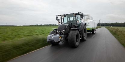 Valtra verspricht eine bessere Sicht dank 70 Prozent größerer Spiegel – sowohl auf der Straße als auch auf dem Acker.