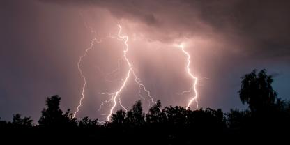 Unwetter im Wald. Bäume sind durch Blitze bedroht.