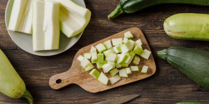 Frisch geerntete Zucchini sind auch roh ein Genuss, sofern sie nicht bitter schmecken.