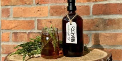 So vielseitig ist Rosmarin: Als Haarwasser kann das Würzkraut bei Haarausfall helfen und für glänzendes und geschmeides Haar sorgen.