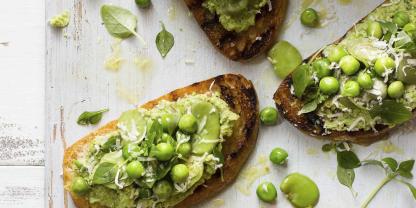 Eiweißreicher Aufstrich mit frischen Kräutern auf knusprigem Brot