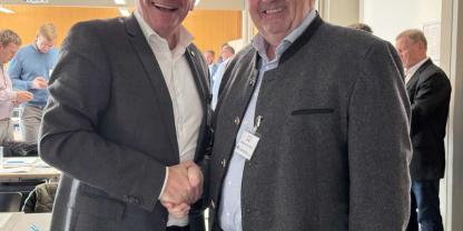Michael Oelck (links) und Bernhard Seilz freuen sich über die Kooperation des LBT-Bundesverbandes und Seilz-Zukunftsstark für die Fortbildung zum Serviceleiter