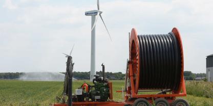 Eine Beregnungsmaschine steht auf einem Feld. 