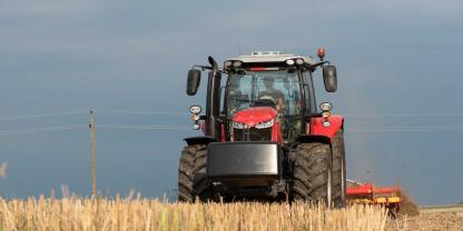 Ein Landwirt fährt mit dem Traktor über den Acker.