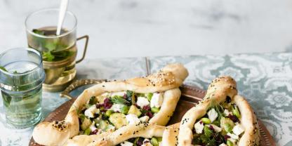 Orientalische Zucchini-Pide mit Edamame und Feta