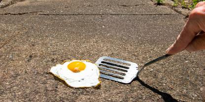 Ob es fürs Eierbraten reicht? Bei 40 Grad Lufttemperatur kann der Asphalt schon 80 Grad heiß werden.