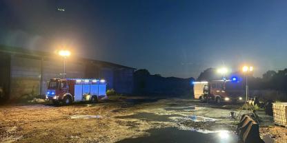 Die Feuerwehr auf einem Bauernhof bei Nacht