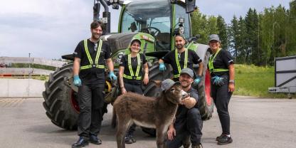 v.l.) Johann Achatz, Anna-Lena Schuster, Hans-Peter Loewel &amp; Eva-Maria Paulsteiner (jeweils Fendt) mit Landwirt Simon Stöckle und Esel Ignaz auf dem Funkenhof