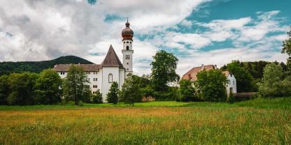 Eine Kirche auf einer Wiese in Bayern