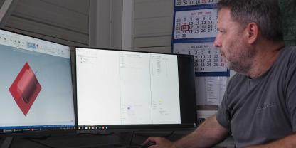 Frank Henneberger sinniert über die Zeichnung eines Bauteils. Wenn gefräst wird, muss alles passen.
