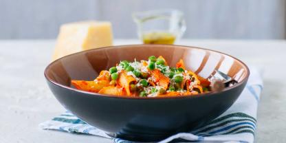 Leckere Pasta mit würziger Tomaten-Erbsen-Soße, abgerundet mit Mascarpone, frischem Basilikum und geriebenem Parmesan.