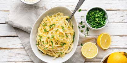 Zitronig-frisch und herrlich cremig: Spaghetti al Limone mit Parmesan, Sahne und frischen Kräutern.